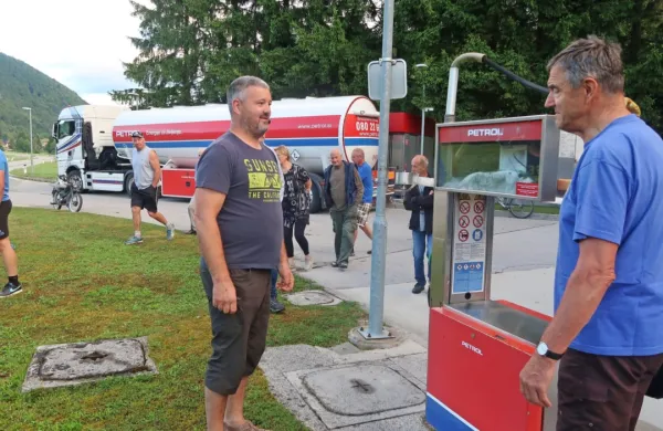  Črnovrščanom, ki so v četrtek zjutraj   hoteli v zahvalo za odprtje 
servisa  točiti goriva, tega niso dovolili. Pod vodstvom Gregorja 
Rupnika (levo) so se s servisa  mirno umaknili.  