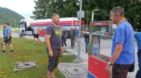  Črnovrščanom, ki so v četrtek zjutraj   hoteli v zahvalo za odprtje 
servisa  točiti goriva, tega niso dovolili. Pod vodstvom Gregorja 
Rupnika (levo) so se s servisa  mirno umaknili.  