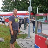  Črnovrščanom, ki so v četrtek zjutraj   hoteli v zahvalo za odprtje 
servisa  točiti goriva, tega niso dovolili. Pod vodstvom Gregorja 
Rupnika (levo) so se s servisa  mirno umaknili.  