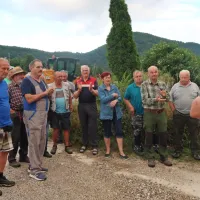 Ljudje z vse črnovrške planote so s ploskanjem pozdravili odprtje 
servisa in se zahvalili svojemu predsedniku. Nekaj strahu, da je 
ponovno odprtje servisa le začasno,  je ostalo.