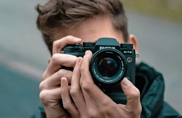 Po uredbi bo   imel denimo fotograf poleg ur, ki jih preživi na 
dogodku, plačane tudi ure, ko obdeluje ali razvija fotografije.