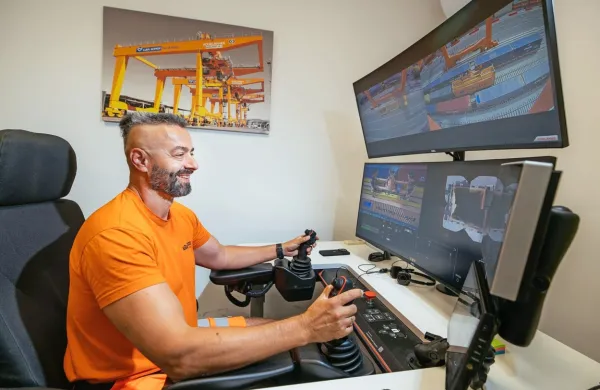 V Luki Koper uvajajo daljinsko upravljanje dvigal