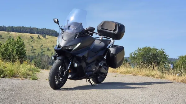 Honda NSS750 forza predstavlja vrh ponudbe maksi skuterjev pri tej znamki, zato ta išče kupce, ki letno prevozijo več tisoč kilometrov na dveh kolesih.