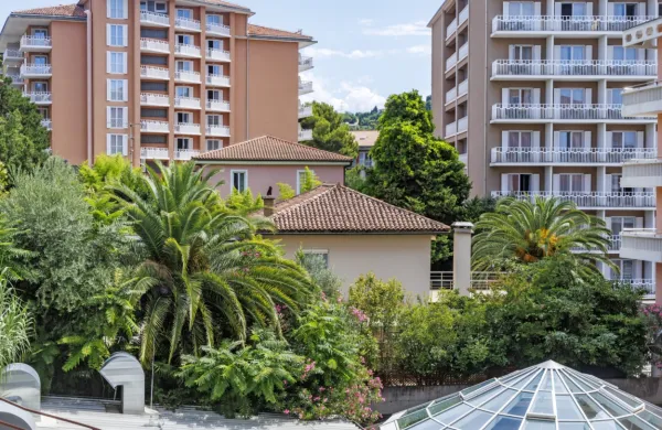 Dvonadstropna vila z bazenom v središču Portoroža je skrita v 
zavetju znanih hotelov.