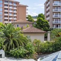 Dvonadstropna vila z bazenom v središču Portoroža je skrita v 
zavetju znanih hotelov.