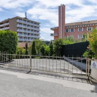 Od neželenih pogledov s ceste vilo  ločuje poraščena ograja. 

