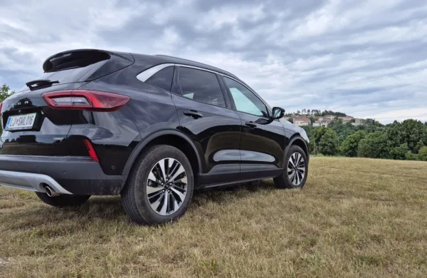 Kuga je v osnovi križanec oziroma po dimenzijah precej spodoben 
družinski avtomobil, oznaka PHEV pa mu prinaša še nekaj dodane 
vrednosti pri pogonskemu delu.