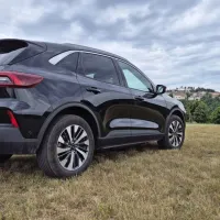 Kuga je v osnovi križanec oziroma po dimenzijah precej spodoben 
družinski avtomobil, oznaka PHEV pa mu prinaša še nekaj dodane 
vrednosti pri pogonskemu delu.