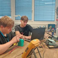 Štipendista Alpacema Cementa pri opravljanju prakse v oddelku 
Elektro vzdrževanje: programiranje in testiranje pretvornika za 
meritev porabe plina