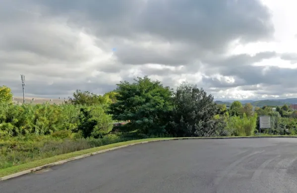 Javni stanovanjski sklad Mestne občine Koper je lastnik zemljišč 
med trgovino Hofer in nekdanjimi objekti tovarne Tomos ob 
Dolinski cesti, na katerih so si nekatere občanke in občani v 
preteklih letih uredili vrtove.