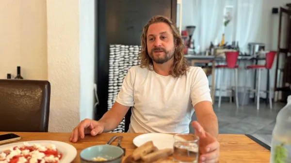 Črta Butula smo obiskali  na Domačiji Butul na Manžanu, kjer je naredil prve korake v svet visoke kulinarike.