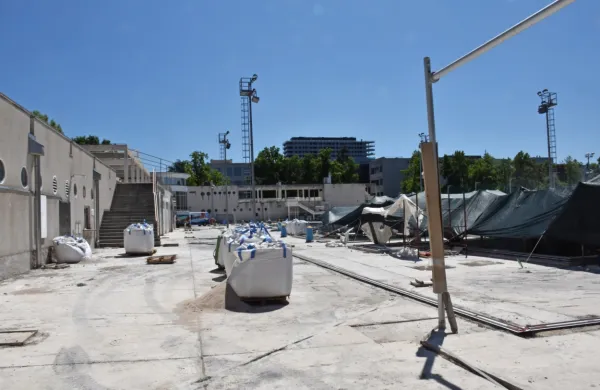 Takšen je bil včeraj pogled na  mestno letno kopališče. Letošnja plavalna sezona  na prostem je 
izgubljena.