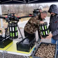 Na težko dostopnih pobočjih so  “semenske” kroglice   spuščali z 
droni.  
