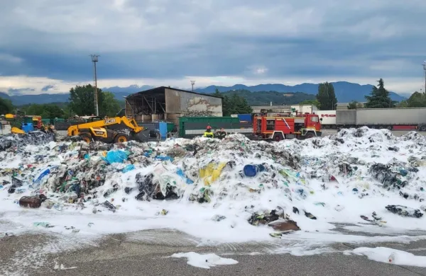Ognjene  zublje  so  gasilci zalili  s peno.  V  požaru naj  bi  nastalo za  40.000 evrov  škode.    