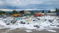 Ognjene  zublje  so  gasilci zalili  s peno.  V  požaru naj  bi  nastalo za  40.000 evrov  škode.    
