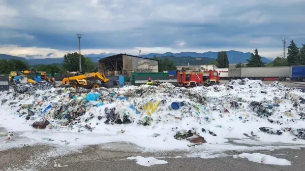 Ognjene  zublje  so  gasilci zalili  s peno.  V  požaru naj  bi  nastalo za  40.000 evrov  škode.    