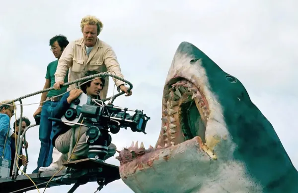 Steven Spielberg je leta 1975 z devetimi miiljoni dolarjev nepričakovano ustvaril prvi pravi poletni blockbuster.