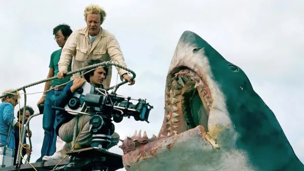 Steven Spielberg je leta 1975 z devetimi miiljoni dolarjev nepričakovano ustvaril prvi pravi poletni blockbuster.