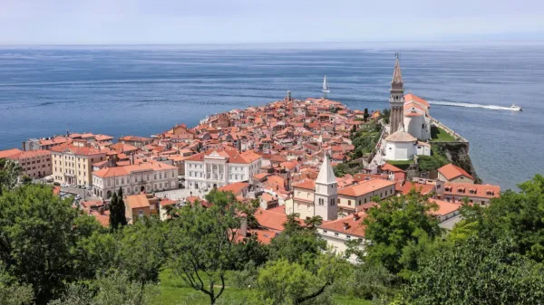 Občina je na včerajšnji dražbi iztržila 1,293.730 evrov za dve 
nepremičnini.