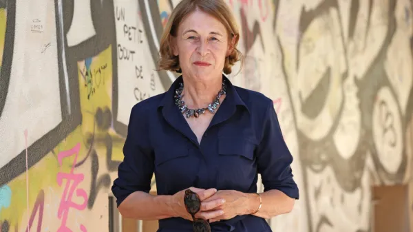 “Treba pa je narediti vse, da se ranjene, poškodovane, travmatizirane, umaknjene, prestrašene, žalostne otroke pravočasno 
opazi in se jim pomaga, da se ne znajdejo v stiski, ki bi naraščala 
do poškodovanja sebe ali drugih,” poudarja dr. Vesna Švab.