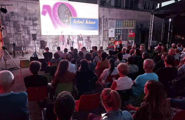 Ploščad Silvana Furlana za stavbo Mestne občine Nova Gorica že 
trinajsto leto zapored gosti  Letni kino.