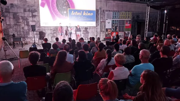 Ploščad Silvana Furlana za stavbo Mestne občine Nova Gorica že 
trinajsto leto zapored gosti  Letni kino.
