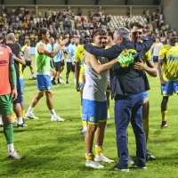 Trener Slaviša Stojanović (objema se z nogometaši) je preporodil 
koprsko moštvo.