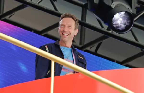 

“Poglejte tadva! Ali varata ali sta pa izredno sramežljiva,” se je 
sprva pošalil pevec priljubljene skupine Chris Martin.