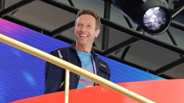 

“Poglejte tadva! Ali varata ali sta pa izredno sramežljiva,” se je 
sprva pošalil pevec priljubljene skupine Chris Martin.