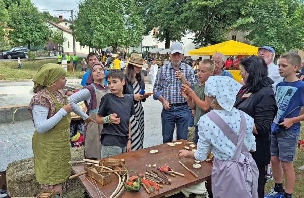 Pri prikazu   življenja in igre pastirjev običajno sodelujejo  tudi 
otroci.