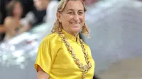  Miuccia Prada vselej daje vtis, da se je v svetu mode znašla 
pomotoma in da se vsem manijam celo malce posmehuje. 