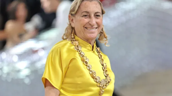  Miuccia Prada vselej daje vtis, da se je v svetu mode znašla 
pomotoma in da se vsem manijam celo malce posmehuje. 