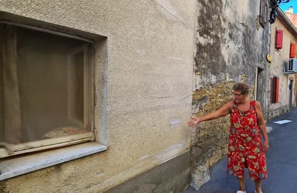 Sofija Vončina iz Kort ima okno spalnice prav na ulico, zato jo marsikdaj 
zbudi močen zvok, saj vozila podrsajo fasado, ko se prebijajo čez ožino.