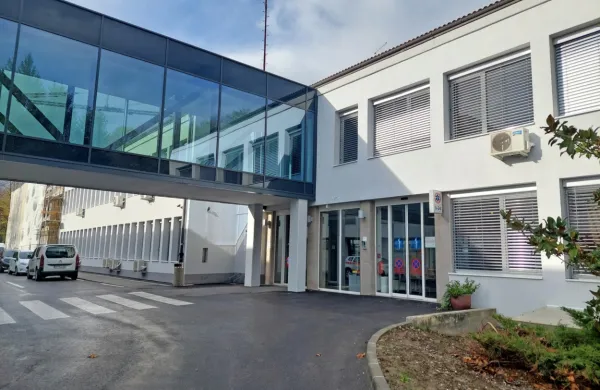 Ilirska Bistrica: iz zdravstvenega doma so ga odpeljali policisti