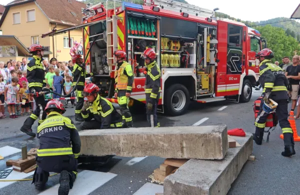 Po mogočni paradi ob 115-letnici delovanja  PGD Cerkno so gasilci množici predstavili  novo, sodobno vozilo 
za pomoč pri požarih in v nesrečah.