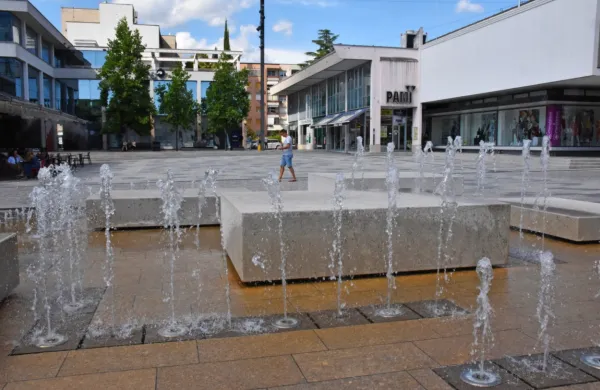 Otoki vročine so v središčih  somestja z malo ozelenitve, kjer 
težave blaži voda, kot je to na Bevkovem trgu v Novi Gorici. 