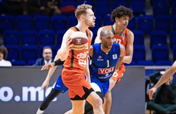 Cedevita Olimpija  (v oranžnem dresu) v ligi Aba ne more tekmovati  
s proračuni srbskih klubov in Budučnosti.