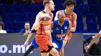Cedevita Olimpija  (v oranžnem dresu) v ligi Aba ne more tekmovati  
s proračuni srbskih klubov in Budučnosti.
