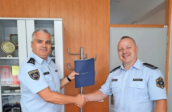 Sejad Jusić (levo) in novi vodja Policijske postaje Nova Gorica 
David Somensary