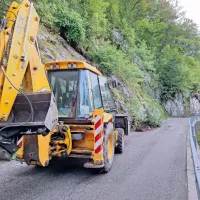 Na Kobariškem je bilo nekaj težav s plazovi - tudi na poti v Drežnico.