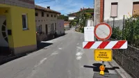 Prva cestna zapora na Gradišču je iz smeri središča proti Oševljeku. Ob napredovanju del se bodo zapore selile po različnih 
predelih vasi.