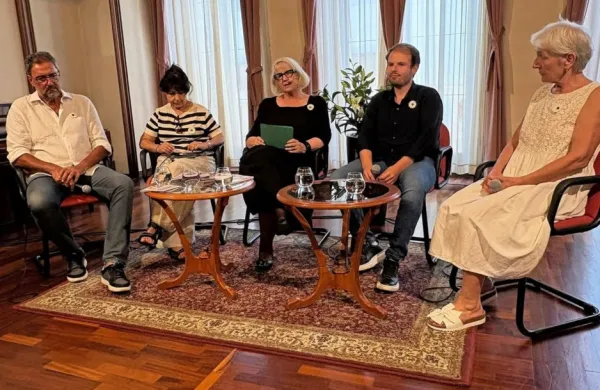 “Ne smemo postati ravnodušni ali se počutiti nemočne,” so se 
strinjali udeleženci okrogle mize. 