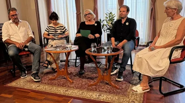 “Ne smemo postati ravnodušni ali se počutiti nemočne,” so se 
strinjali udeleženci okrogle mize. 