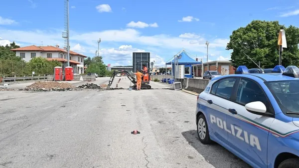 Pri Fernetičih so začeli s popravljanjem cestišča in z asfaltiranjem