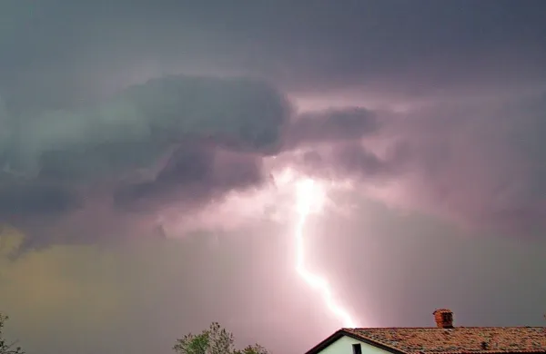 Po podatkih Agencije RS za okolje (Arso) predvsem na zahodu 
nastajajo plohe in nevihte, med katerimi so tudi močnejše. 