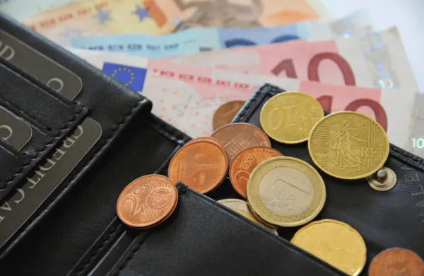 Povprečna plača maja nižja