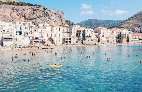 Vremenoslovci  v naslednjih nekaj dneh za jug Evrope ne napovedujejo olajšanja in opozarjajo, da je pričakovati temperature 
do 45 stopinj Celzija.