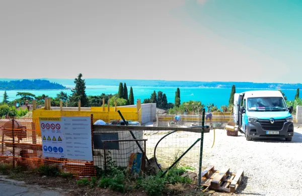  Investitor je na podlagi izdanega gradbenega dovoljenja že začel 
graditi hišo z bazenom. Zaradi odločitve ustavnega sodišča je 
lahko tudi pravnomočno gradbeno dovoljenje razveljavljeno.