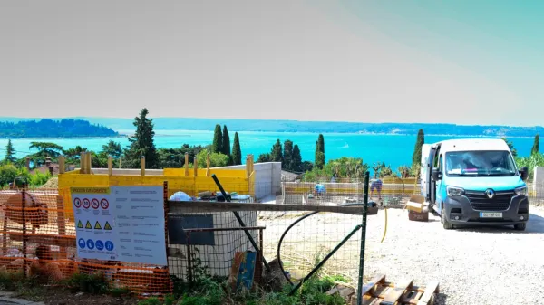  Investitor je na podlagi izdanega gradbenega dovoljenja že začel 
graditi hišo z bazenom. Zaradi odločitve ustavnega sodišča je 
lahko tudi pravnomočno gradbeno dovoljenje razveljavljeno.