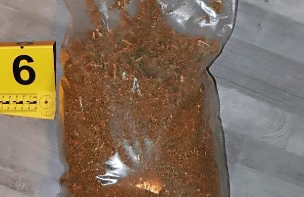 Koprčanu, ki je  imel doslej  prazno  kazensko evidenco,  so  med  
hišno preiskavo na domačem  naslovu zasegli  deset zavitkov,  v  
katerih  je  bilo nekaj več  kot  tri  kilograme konoplje.  